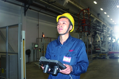 曹先锋正在调试自动化设备